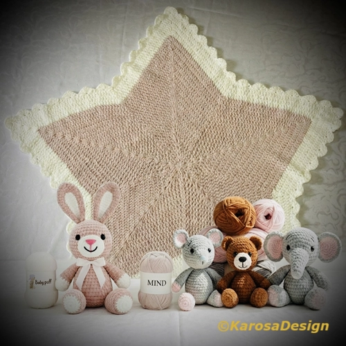 De Volledige KarosaDesign Haakrevolutie-collectie op het witte bureau; de sterdekenmet Bricco, Pippo, Mino en Berto.