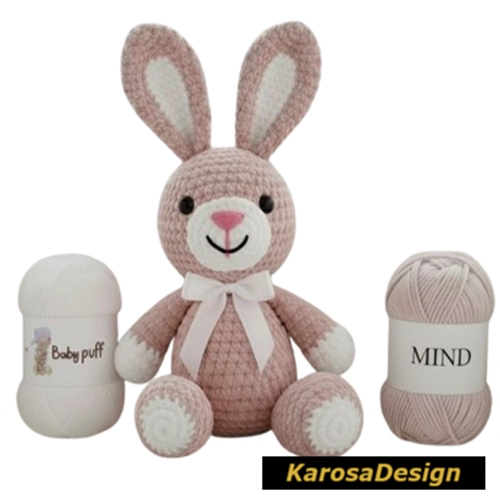 Het KarosaDesign ontwerp van Konijn Bricco uit de haakrevolutie gefotografeerd in het studio in Enkhuizen