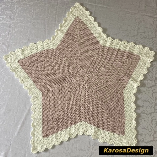 Een close-up van het KarosaDesign ontwerp van de sterdeken op het witte laken, gehaakt op naald 5.