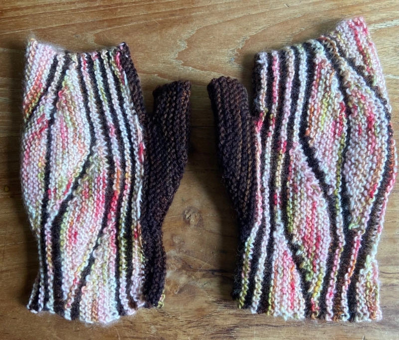 Karosadesign Swingende polswarmers gebreid door Petra Karosadesign Swingende polswarmers gebreid door Petra