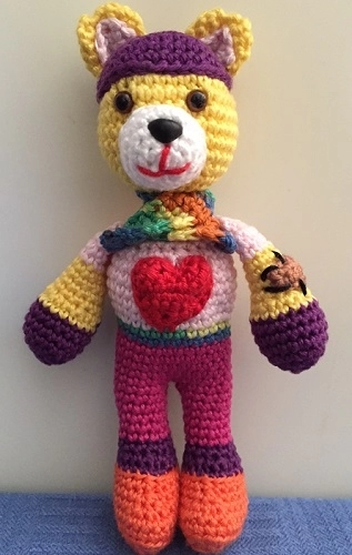 Afbeelding van het gehaakte Lybe het steunknuffelbeertje van Karosadesign Afbeelding van het gehaakte Lybe het steunknuffelbeertje van Karosadesign